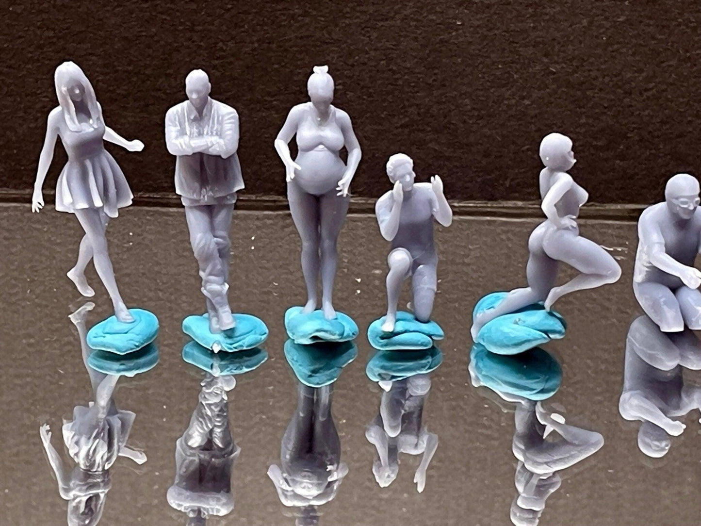 Double G 1:64 Miniature Human Figures - Unpainted - great for Dioramas - Made in the USA LOT 327 Miniature 1.10