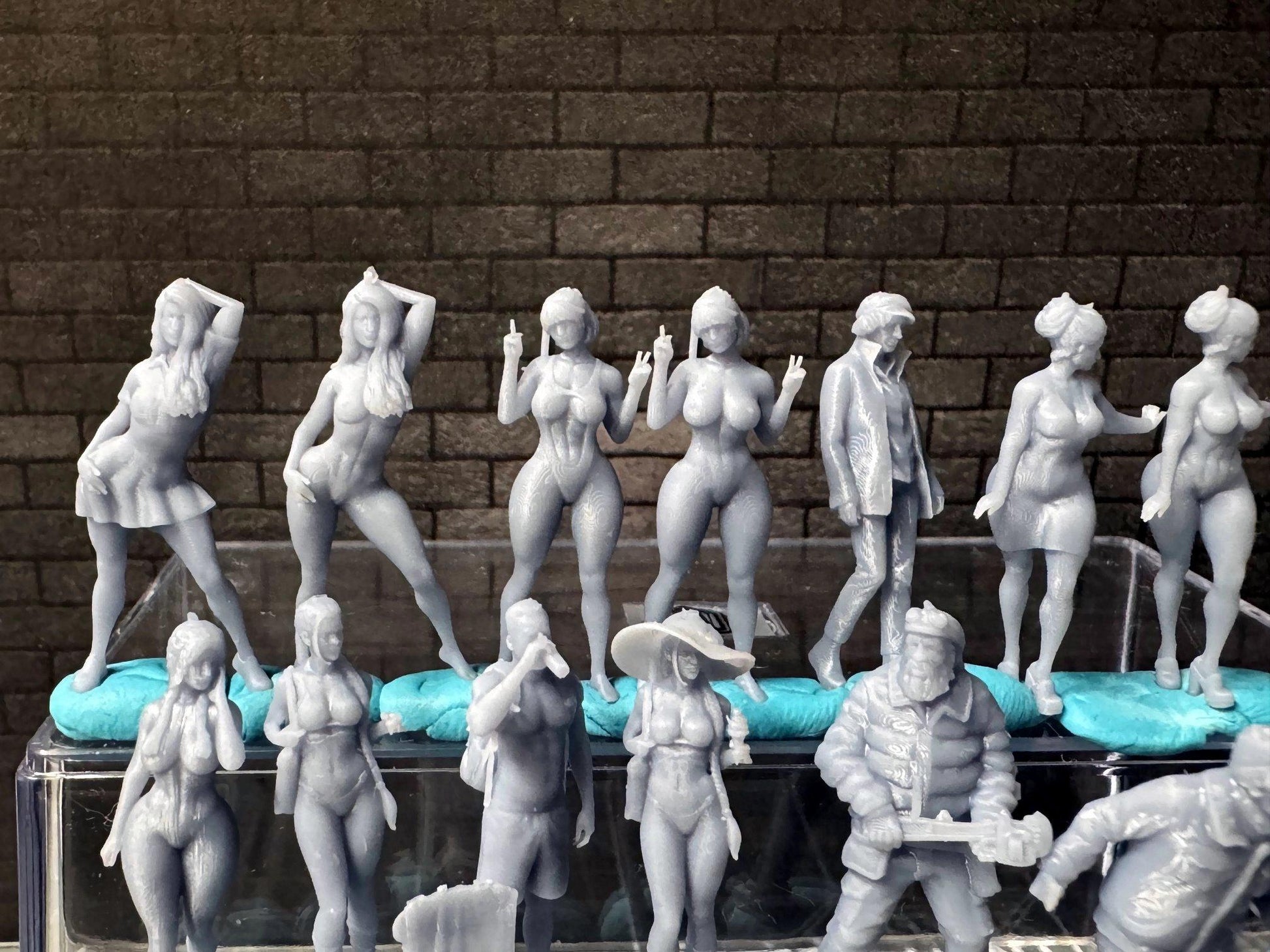 Double G 1:64 Miniature Human Figures - 3D Printed - Unpainted - great for Dioramas - Made in the USA LOT 661 Miniature 1.10
