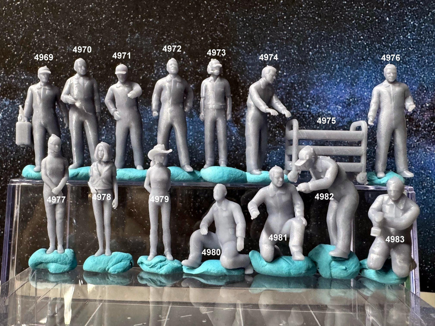 Double G 1:64 Miniature Human Figures - 3D Printed - Unpainted - great for Dioramas - LOT 669 Miniature 1.10 Pit Crew Mechanics