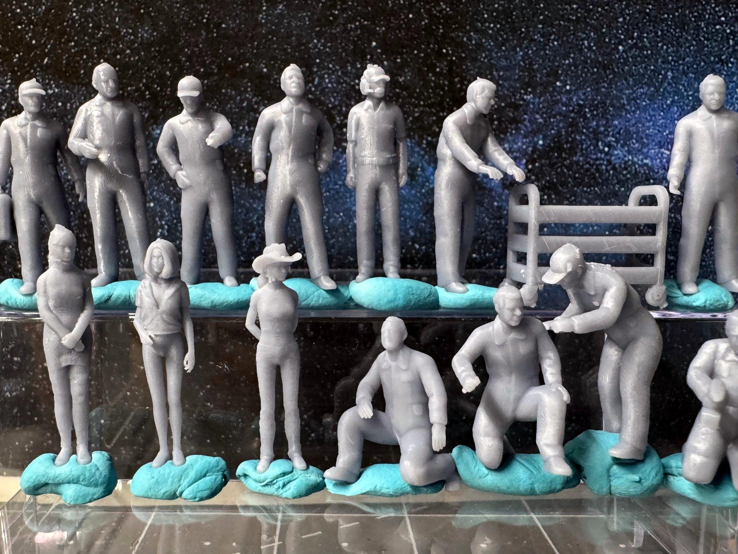 Double G 1:64 Miniature Human Figures - 3D Printed - Unpainted - great for Dioramas - LOT 669 Miniature 1.10 Pit Crew Mechanics