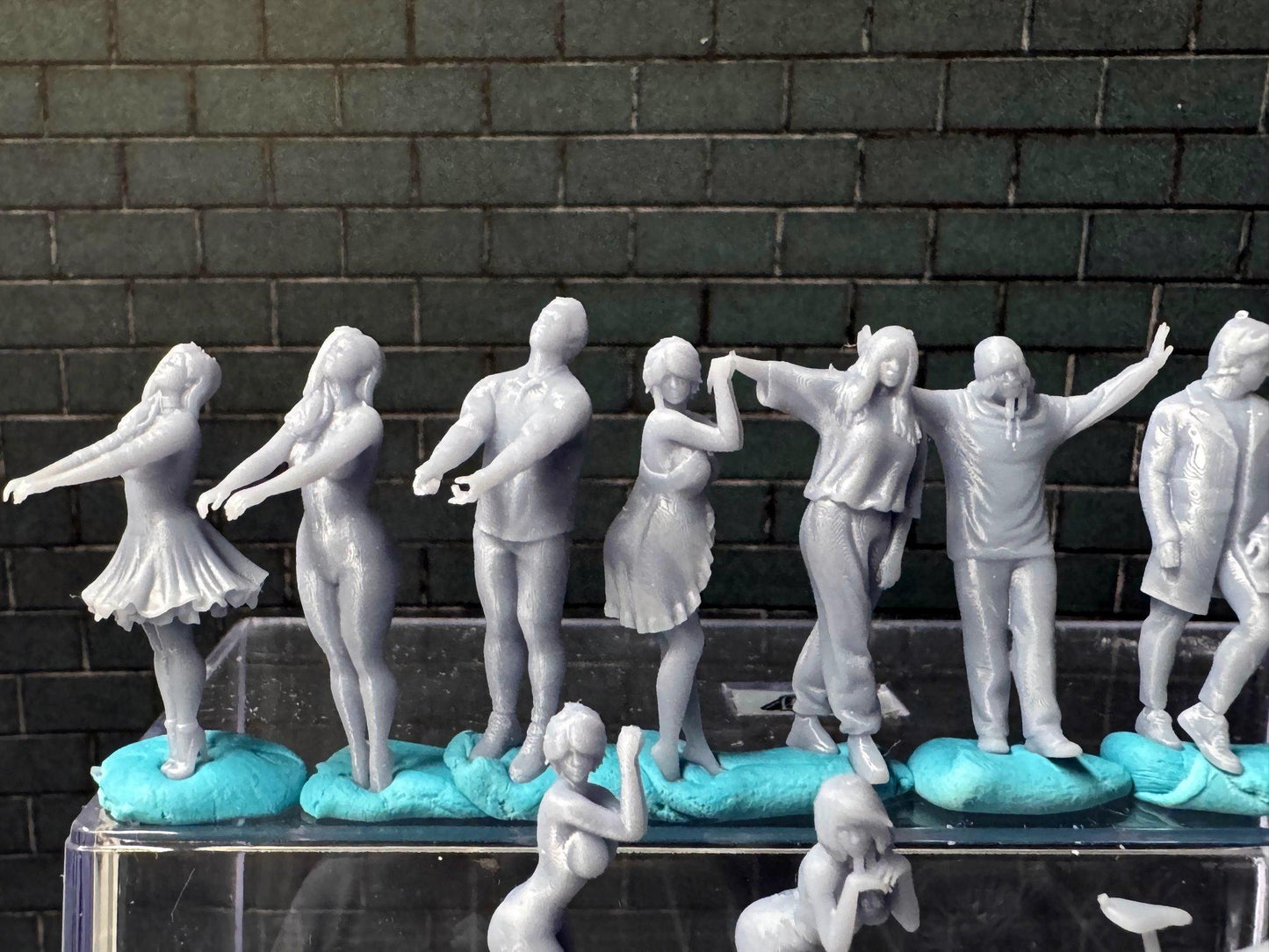 Double G 1:64 Miniature Human Figures - Unpainted - great for Dioramas - Made in the USA LOT 678 Miniature 1.10