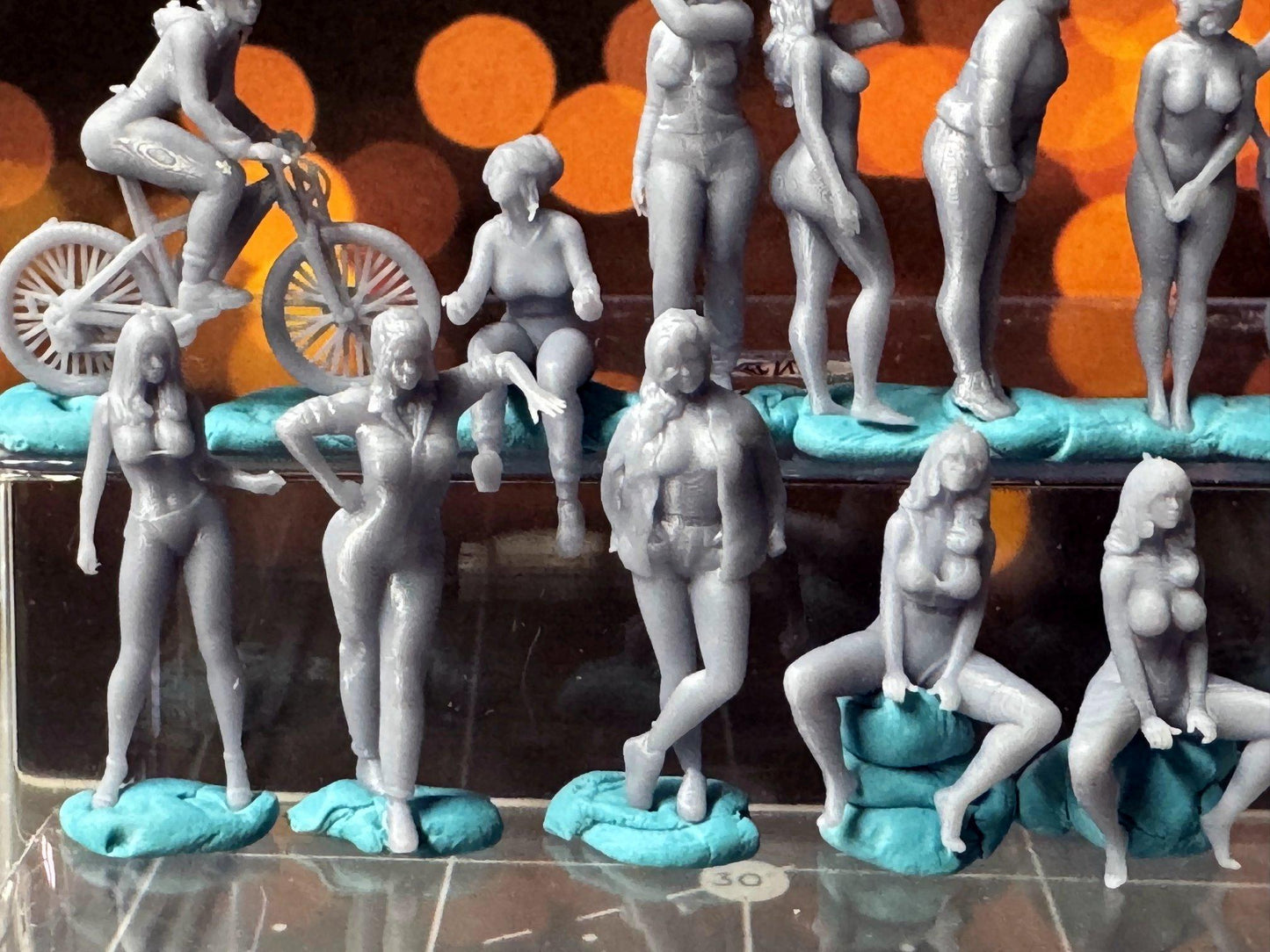 Double G 1:64 Miniature Human Figures - Unpainted - great for Dioramas - Made in the USA LOT 679 Miniature 1.10