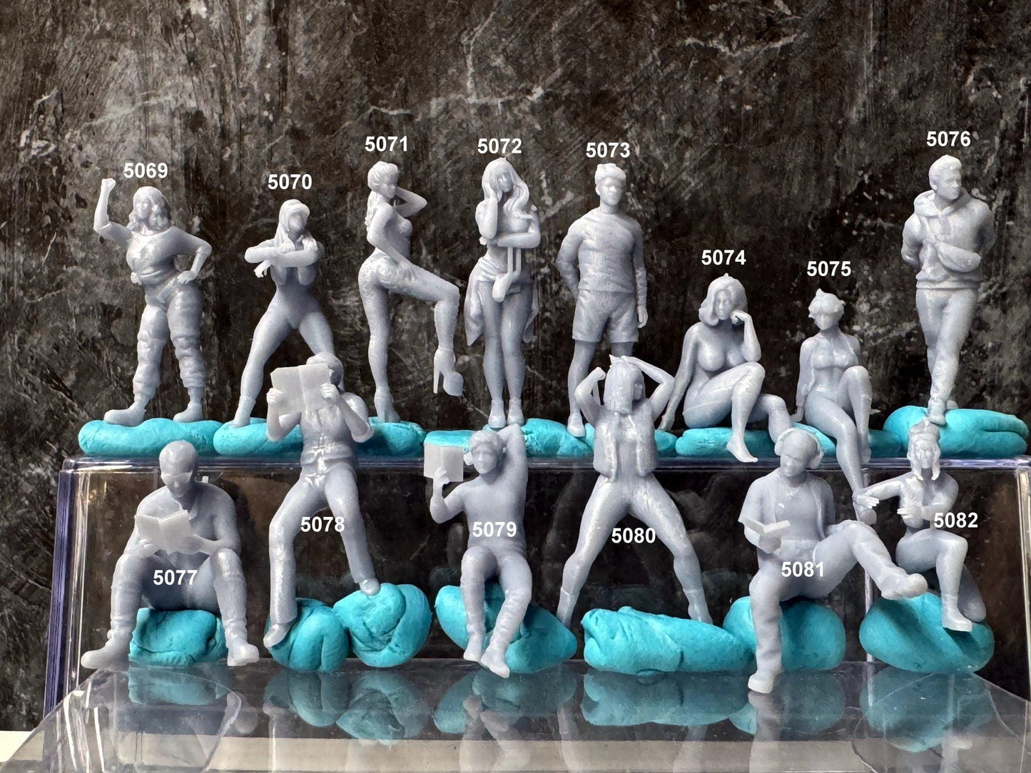 Double G 1:64 Miniature Human Figures - Unpainted - great for Dioramas - Made in the USA LOT 682 Miniature 1.10