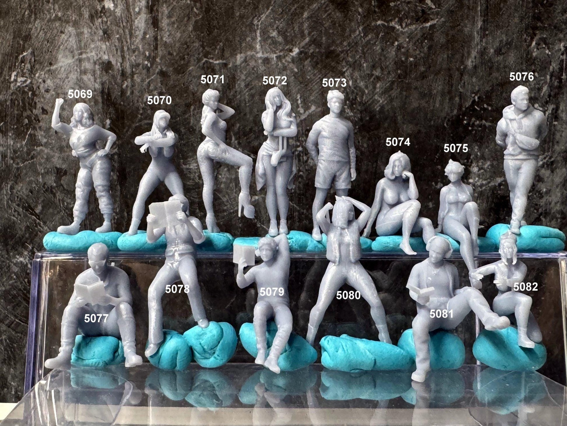 Double G 1:64 Miniature Human Figures - Unpainted - great for Dioramas - Made in the USA LOT 682 Miniature 1.10
