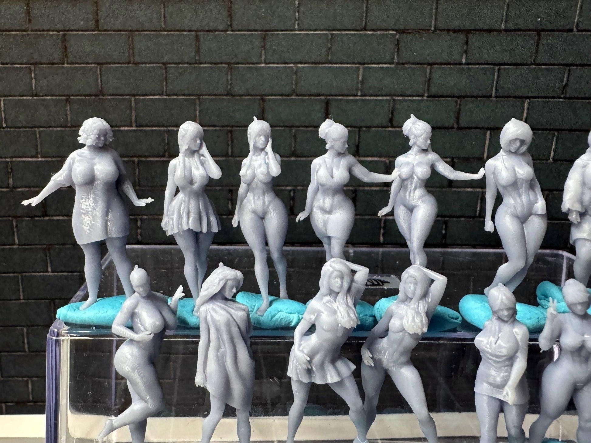 Double G 1:64 Miniature Human Figures - Unpainted - great for Dioramas - Made in the USA LOT 684 Miniature 1.10
