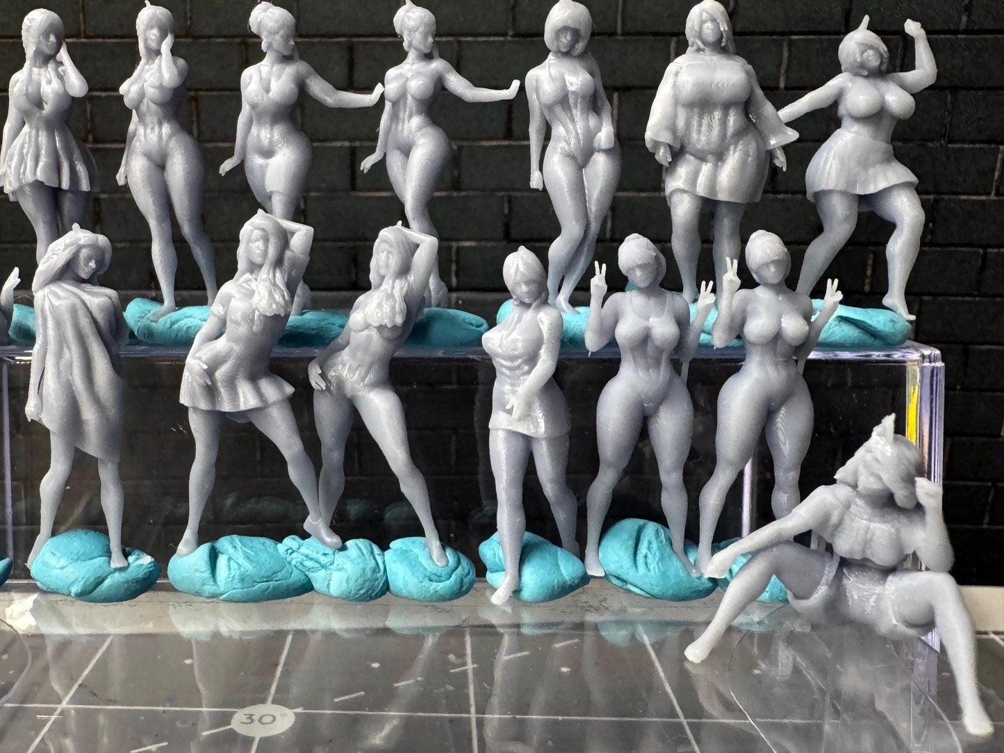 Double G 1:64 Miniature Human Figures - Unpainted - great for Dioramas - Made in the USA LOT 684 Miniature 1.10