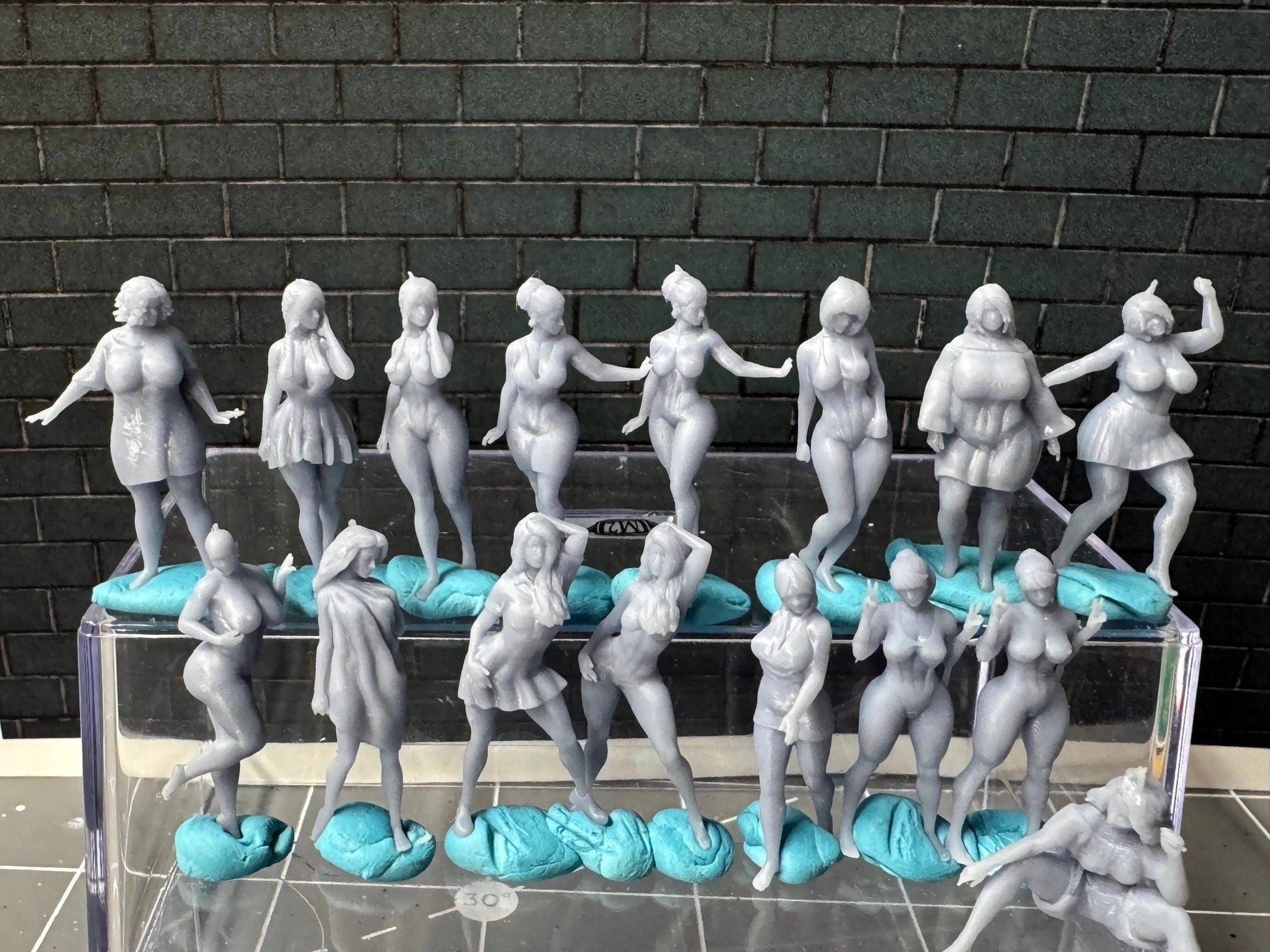 Double G 1:64 Miniature Human Figures - Unpainted - great for Dioramas - Made in the USA LOT 684 Miniature 1.10