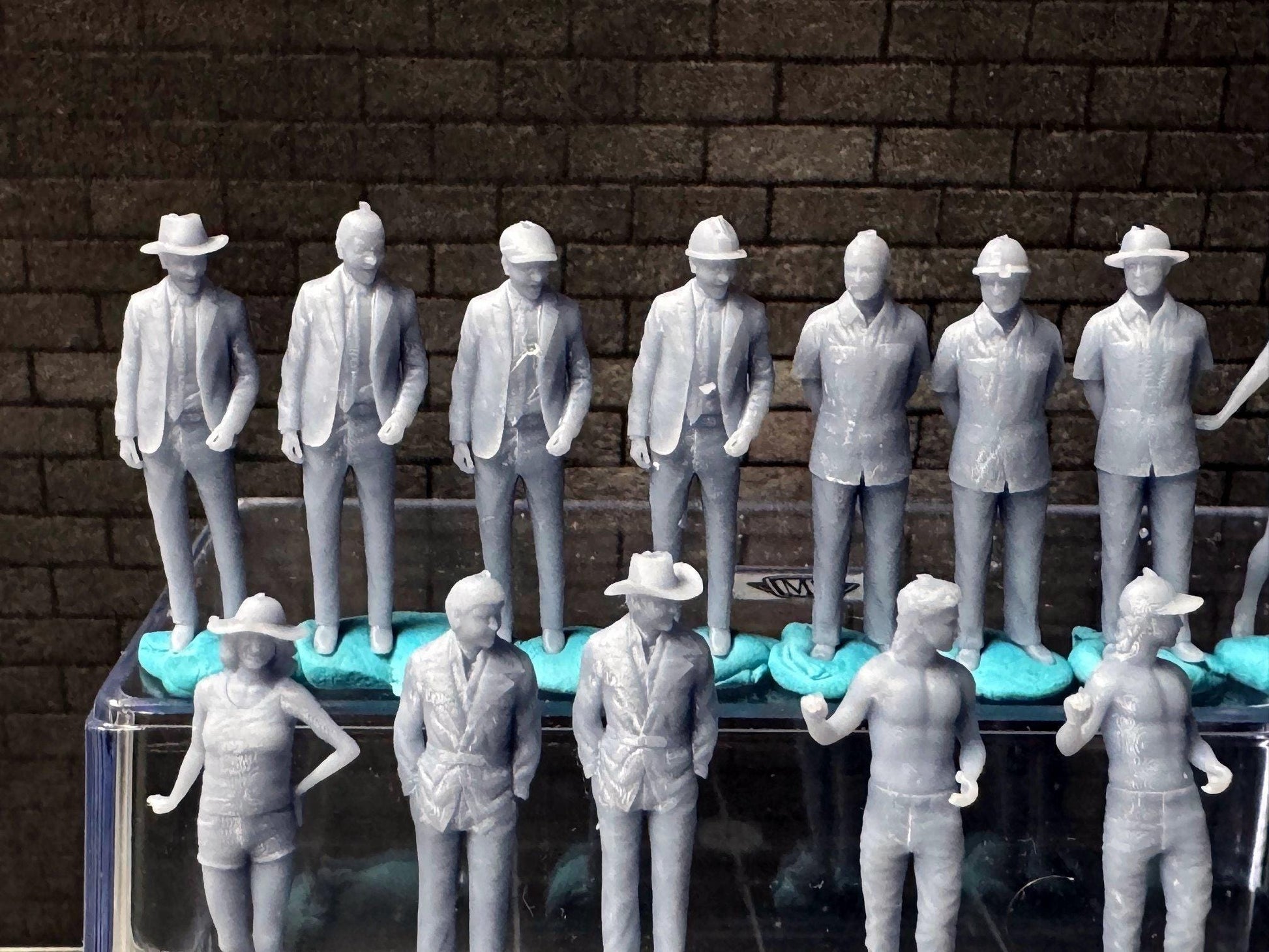 Double G 1:64 Miniature Human Figures - Unpainted - great for Dioramas - Made in the USA LOT 685 Miniature 1.10