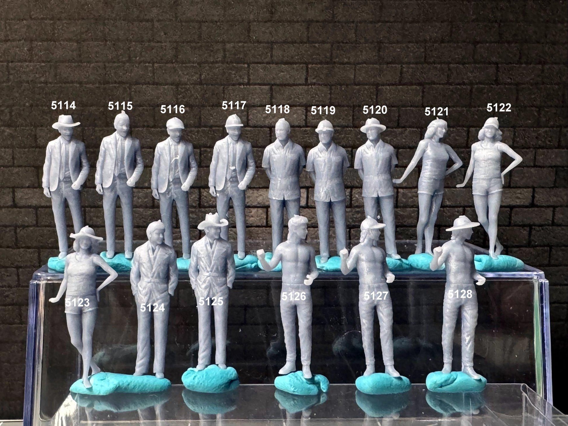 Double G 1:64 Miniature Human Figures - Unpainted - great for Dioramas - Made in the USA LOT 685 Miniature 1.10