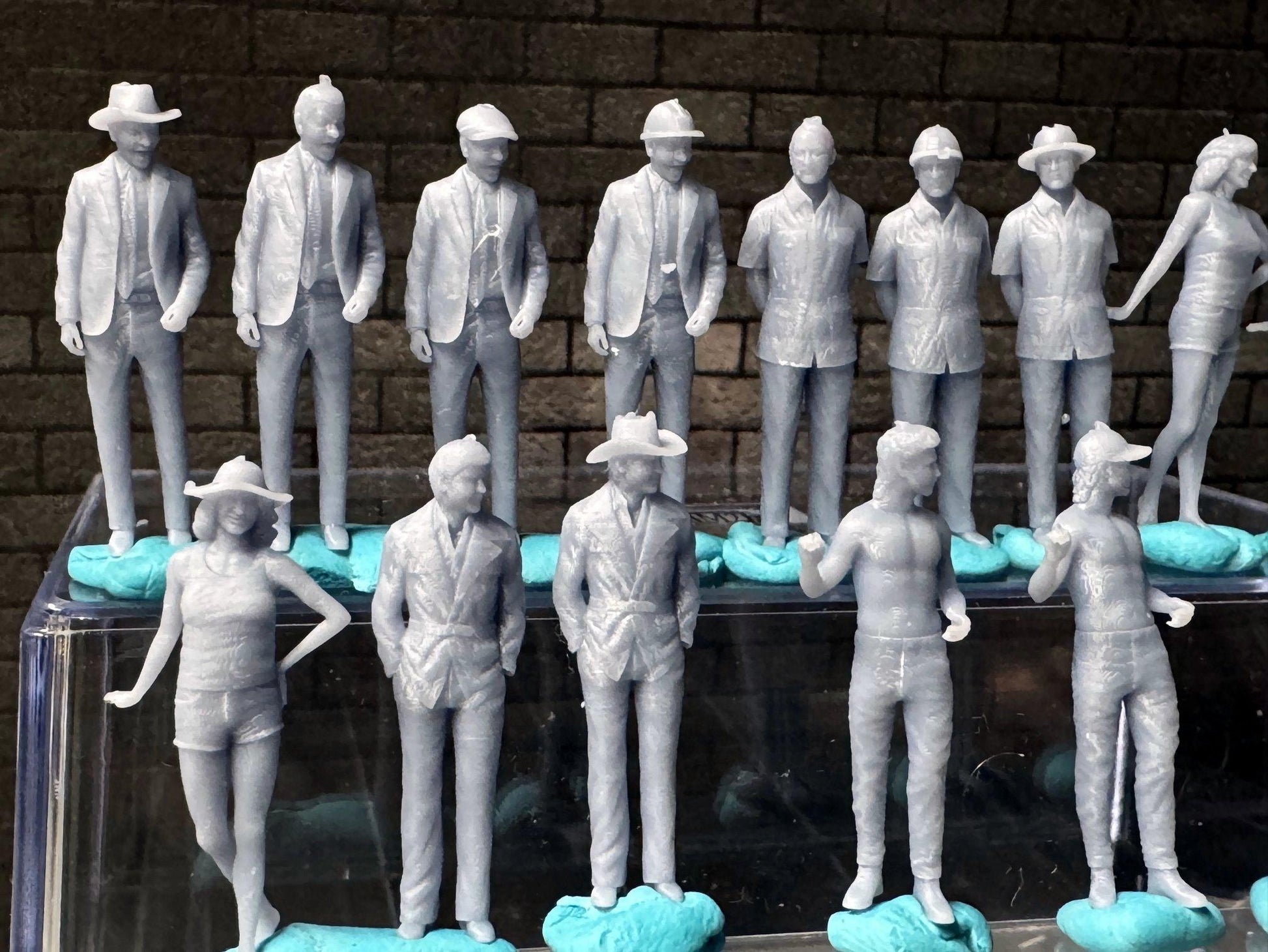 Double G 1:64 Miniature Human Figures - Unpainted - great for Dioramas - Made in the USA LOT 685 Miniature 1.10