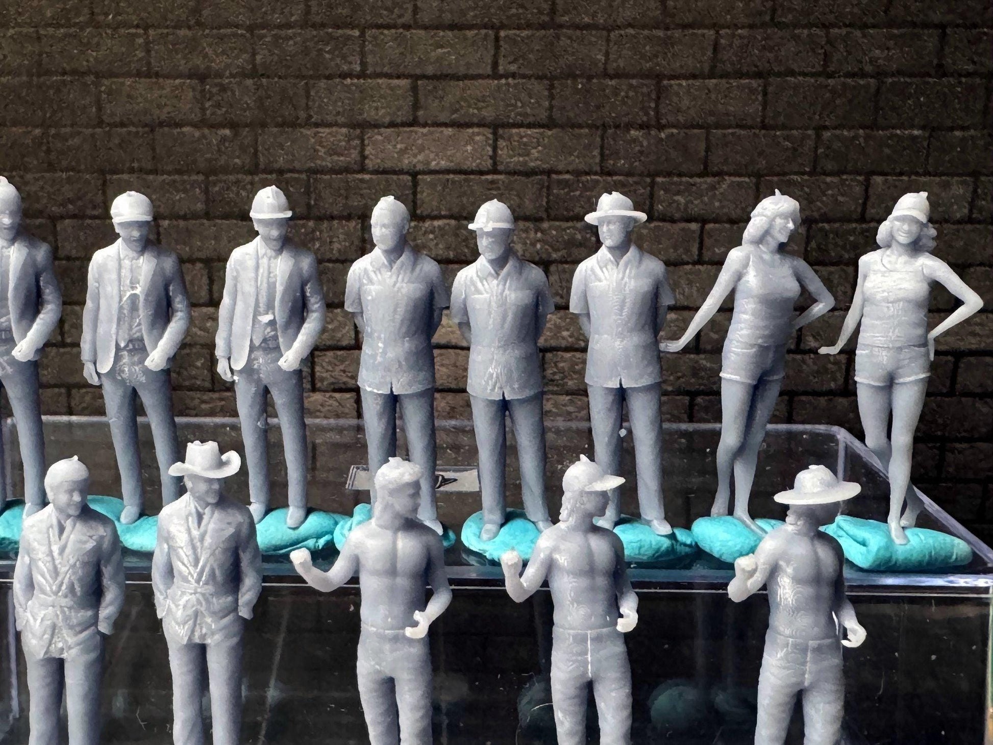 Double G 1:64 Miniature Human Figures - Unpainted - great for Dioramas - Made in the USA LOT 685 Miniature 1.10