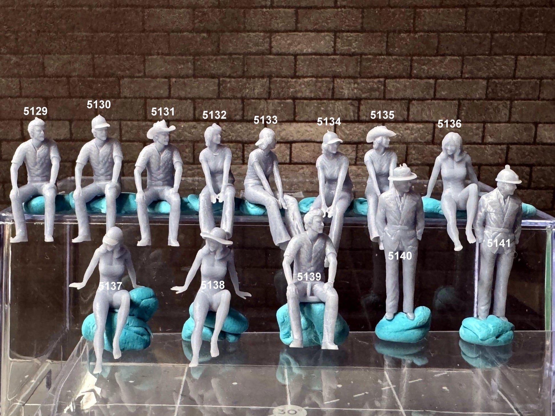 Double G 1:64 Miniature Human Figures - Unpainted - great for Dioramas - Made in the USA LOT 685A Miniature 1.10