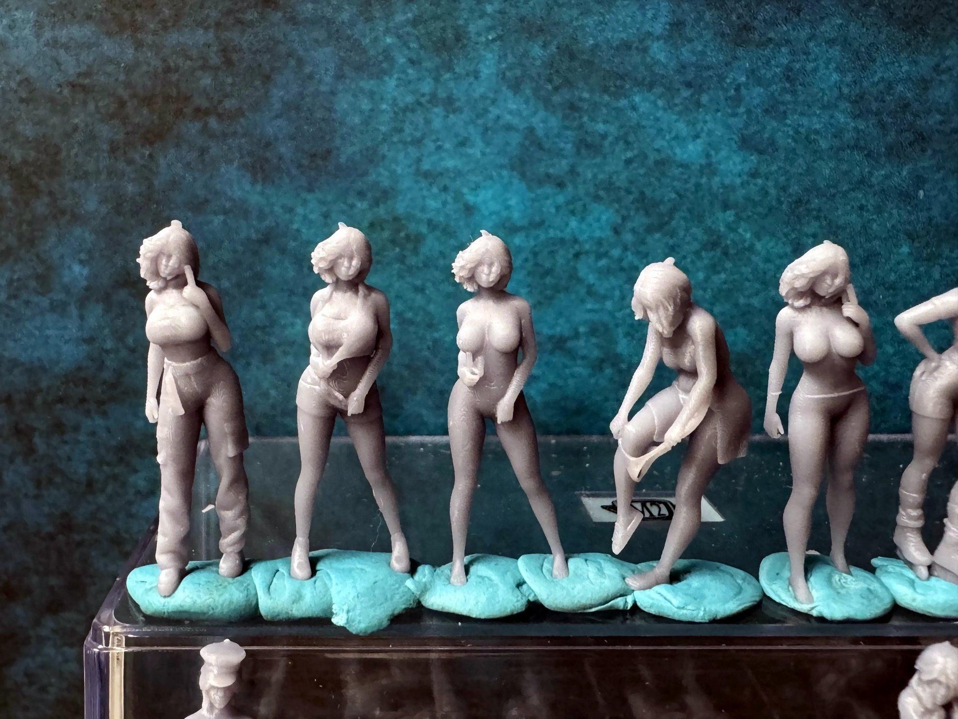 Double G 1:64 Miniature Human Figures - Unpainted - great for Dioramas - Made in the USA LOT 686 Miniature 1.10
