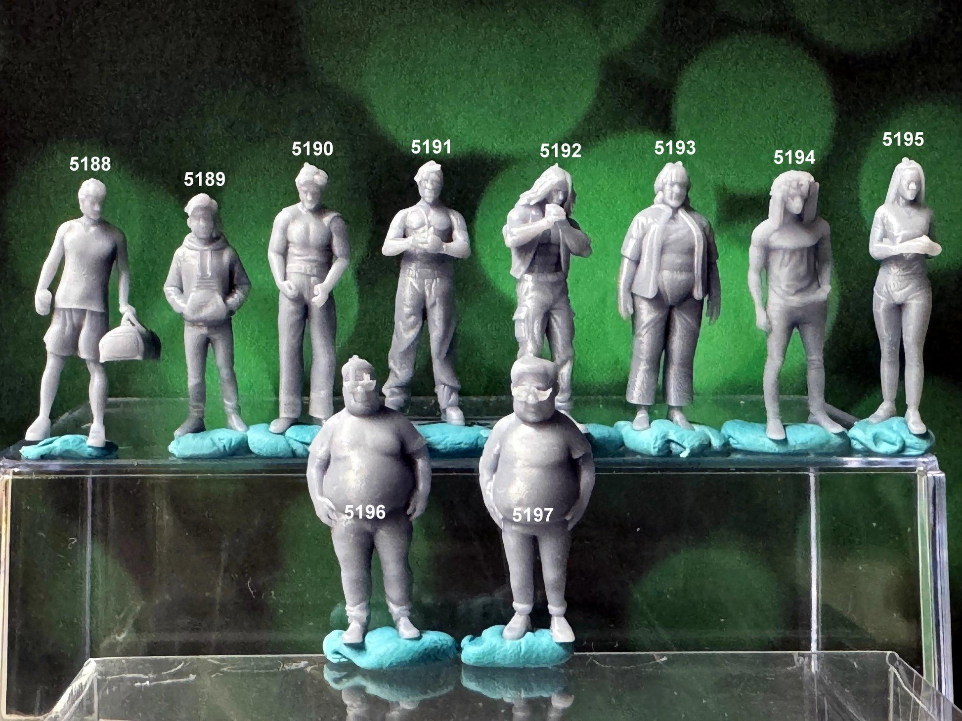 Double G 1:64 Miniature Human Figures - Unpainted - great for Dioramas - Made in the USA LOT Street Folks 2 Miniature 1.10