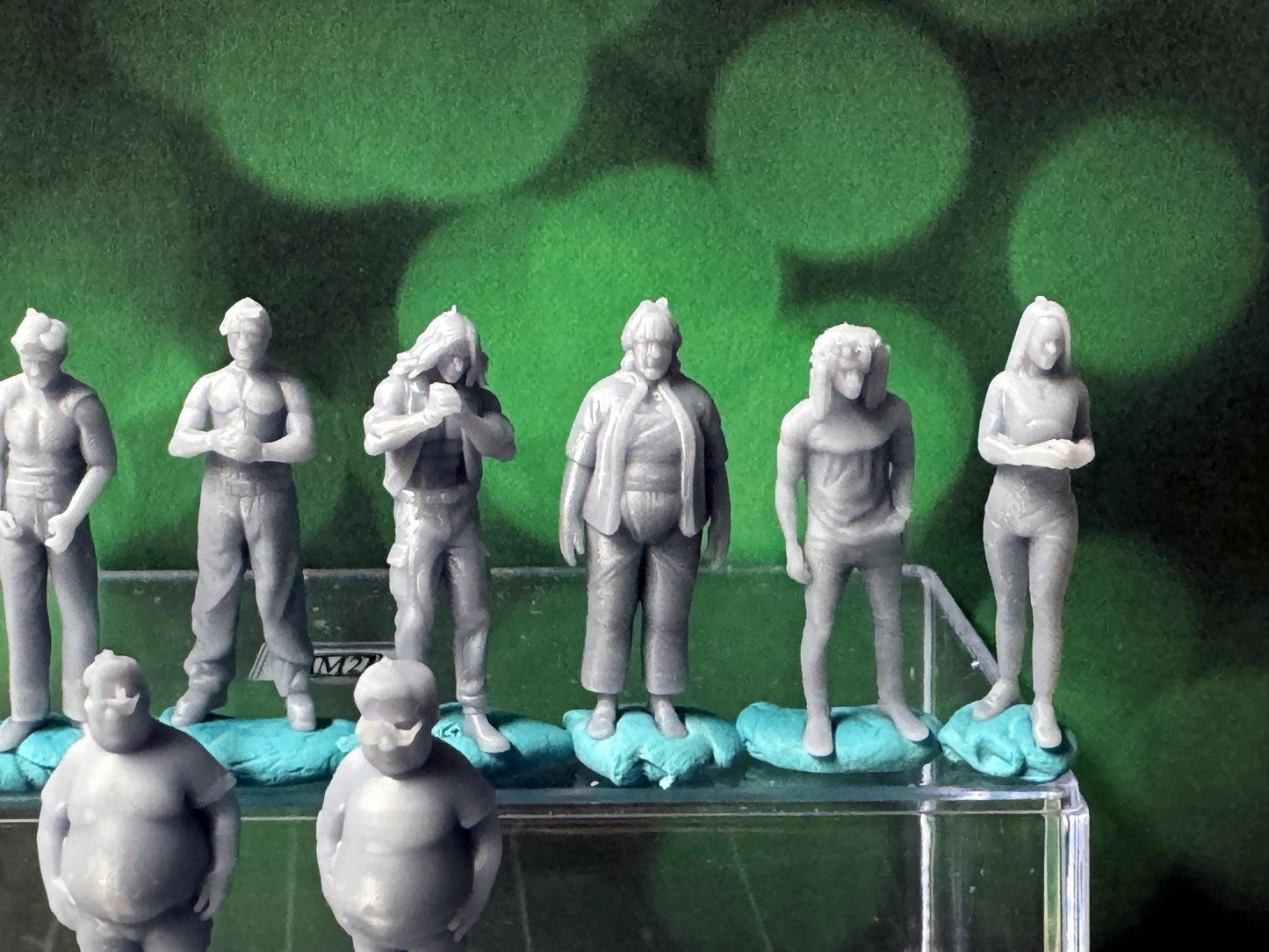 Double G 1:64 Miniature Human Figures - Unpainted - great for Dioramas - Made in the USA LOT Street Folks 2 Miniature 1.10