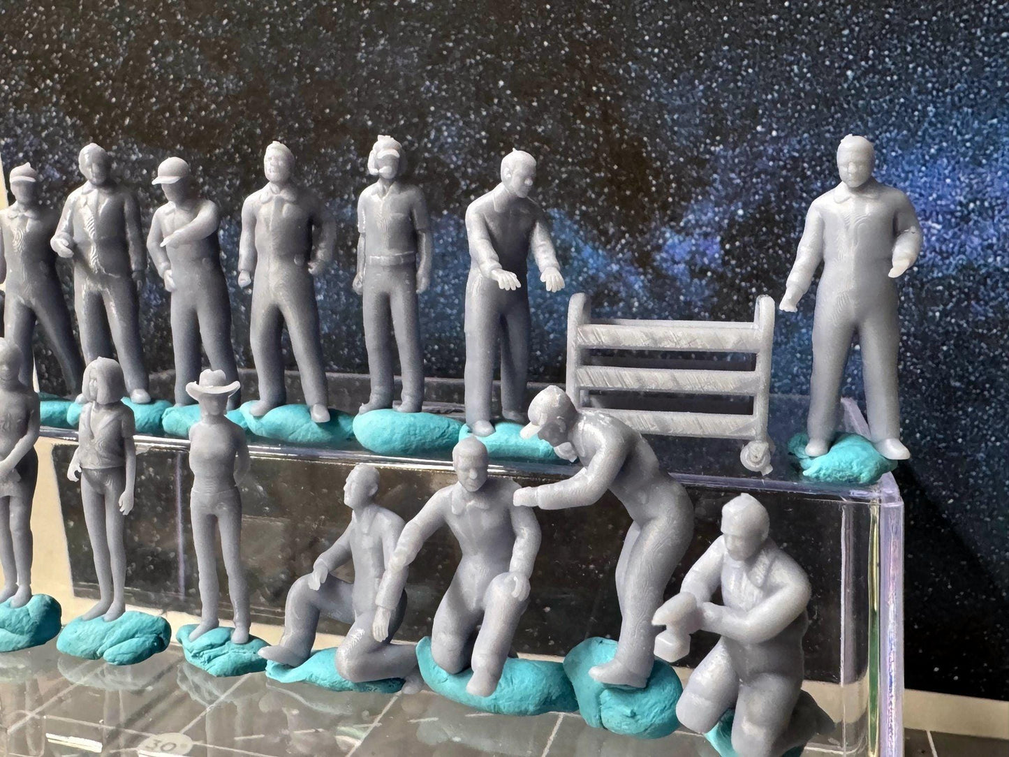 Double G 1:64 Miniature Human Figures - 3D Printed - Unpainted - great for Dioramas - LOT 669 Miniature 1.10 Pit Crew Mechanics