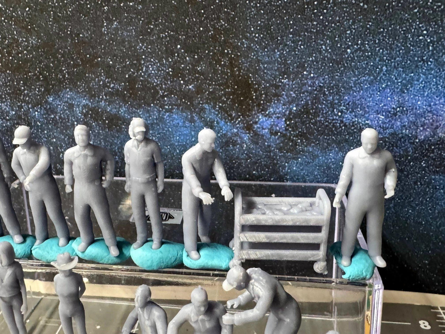 Double G 1:64 Miniature Human Figures - 3D Printed - Unpainted - great for Dioramas - LOT 669 Miniature 1.10 Pit Crew Mechanics