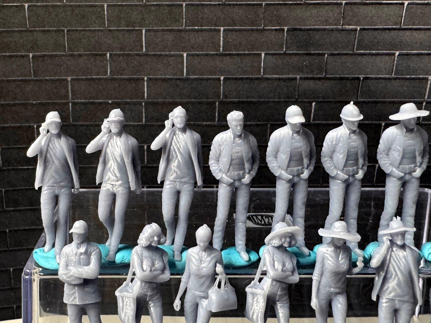 Double G 1:64 Miniature Human Figures - Unpainted - great for Dioramas - Made in the USA LOT 689 Miniature 1.10