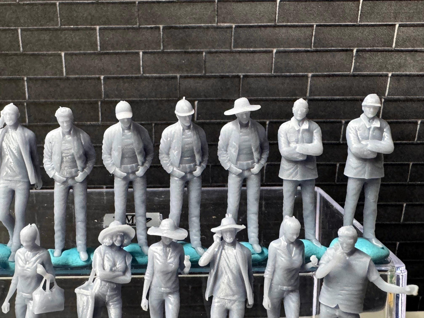Double G 1:64 Miniature Human Figures - Unpainted - great for Dioramas - Made in the USA LOT 689 Miniature 1.10