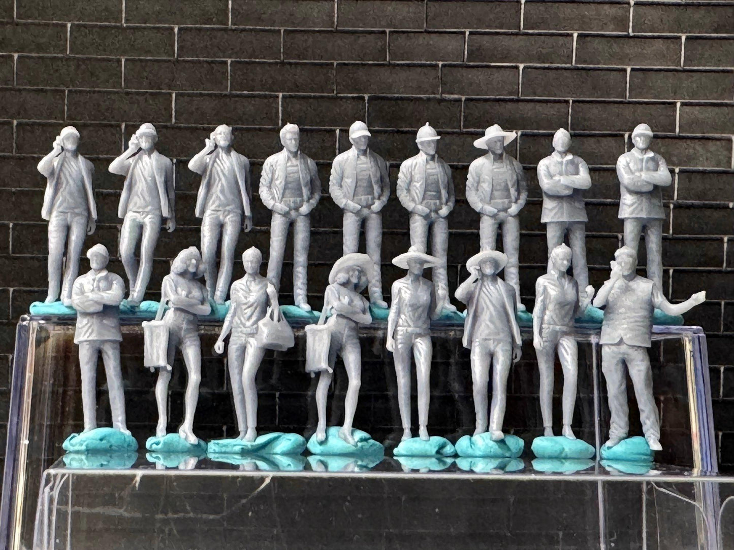 Double G 1:64 Miniature Human Figures - Unpainted - great for Dioramas - Made in the USA LOT 689 Miniature 1.10