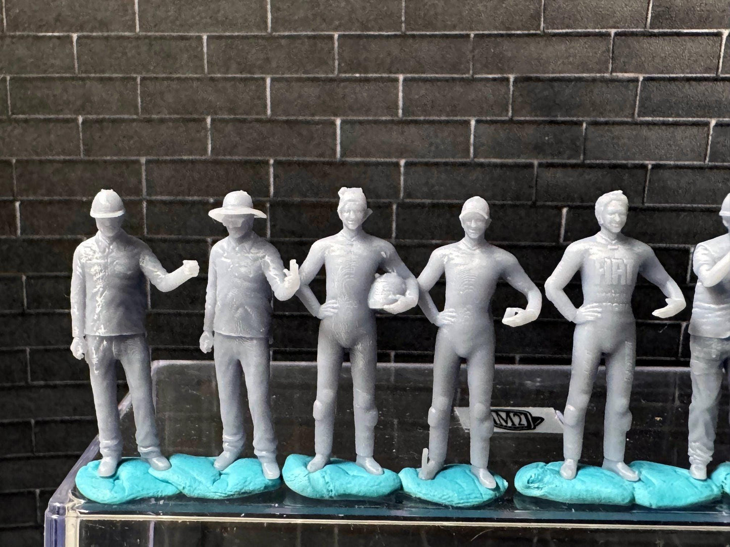 Double G 1:64 Miniature Human Figures - Unpainted - great for Dioramas - Made in the USA LOT 689A Miniature 1.10