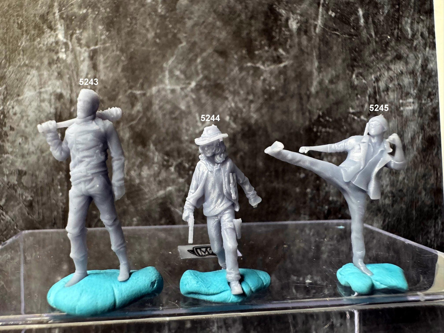 Double G 1:64 Miniature Human Figures - Unpainted - great for Dioramas - Made in the USA LOT 691 Miniature 1.10 Criminals