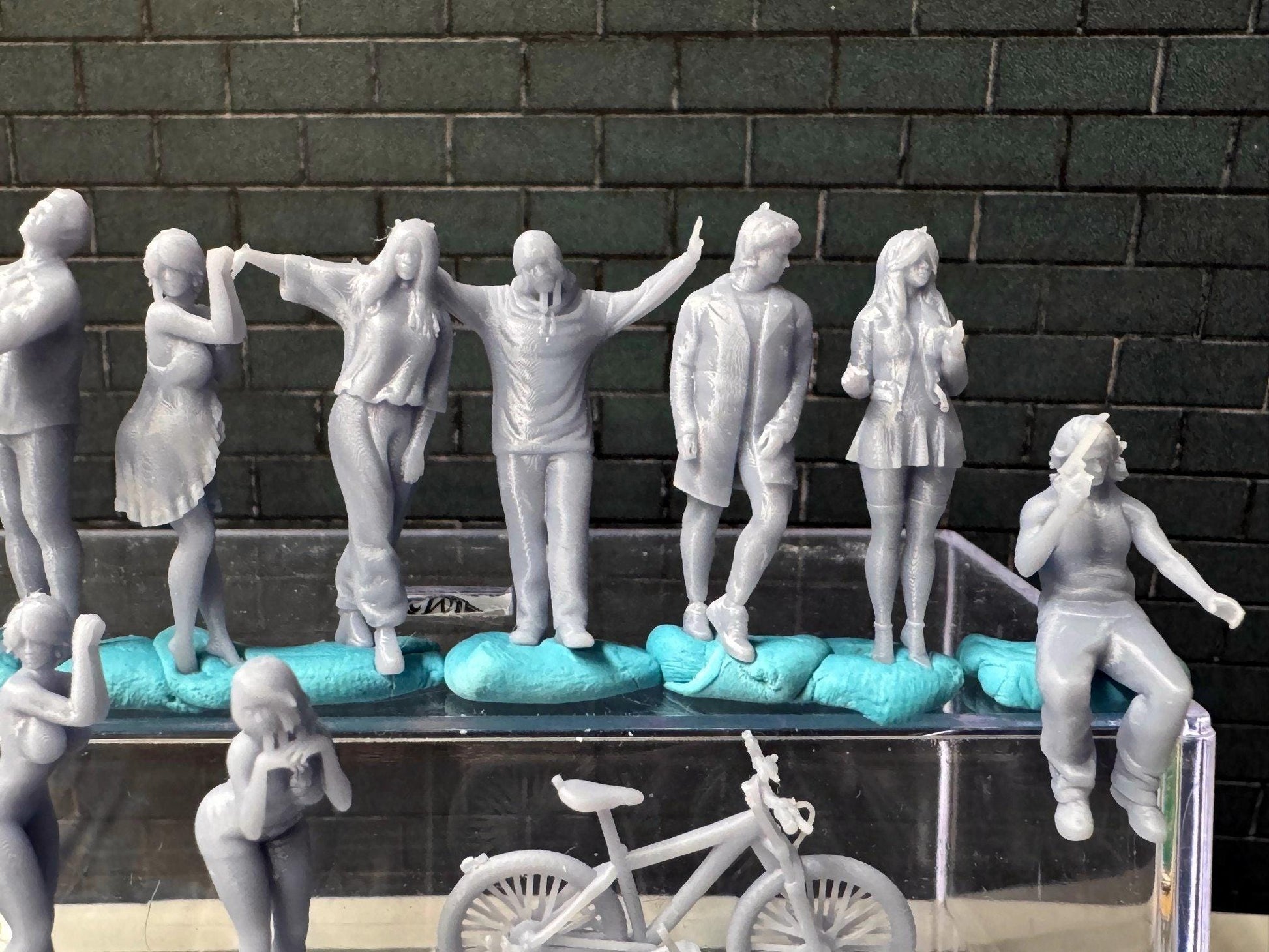 Double G 1:64 Miniature Human Figures - Unpainted - great for Dioramas - Made in the USA LOT 678 Miniature 1.10