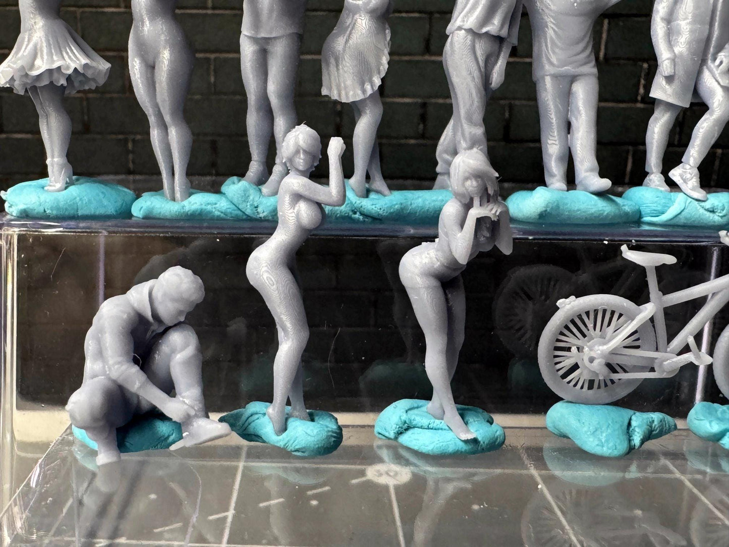Double G 1:64 Miniature Human Figures - Unpainted - great for Dioramas - Made in the USA LOT 678 Miniature 1.10