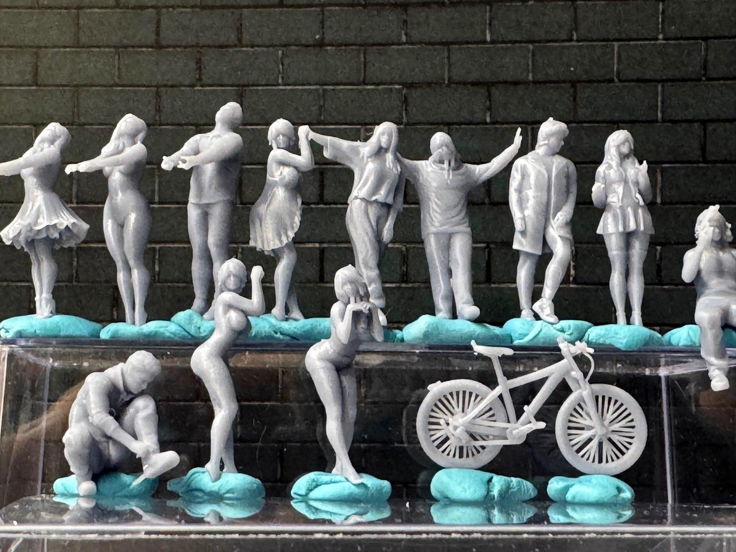 Double G 1:64 Miniature Human Figures - Unpainted - great for Dioramas - Made in the USA LOT 678 Miniature 1.10