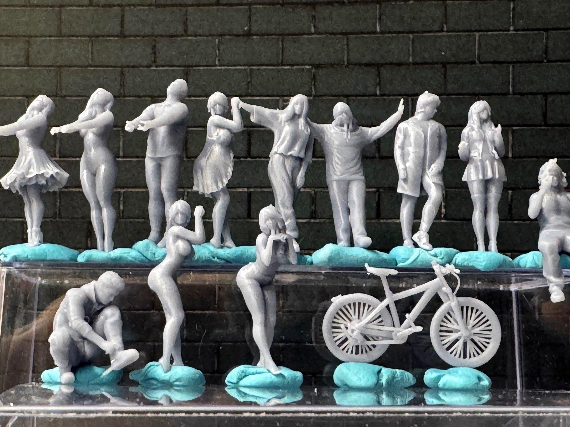 Double G 1:64 Miniature Human Figures - Unpainted - great for Dioramas - Made in the USA LOT 678 Miniature 1.10
