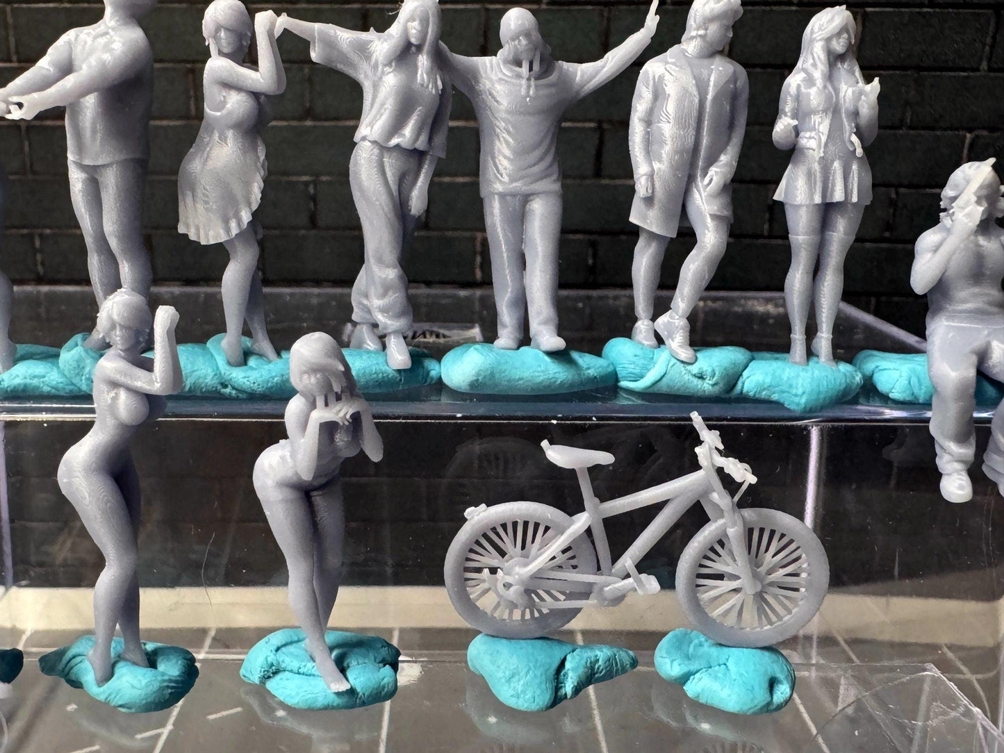 Double G 1:64 Miniature Human Figures - Unpainted - great for Dioramas - Made in the USA LOT 678 Miniature 1.10