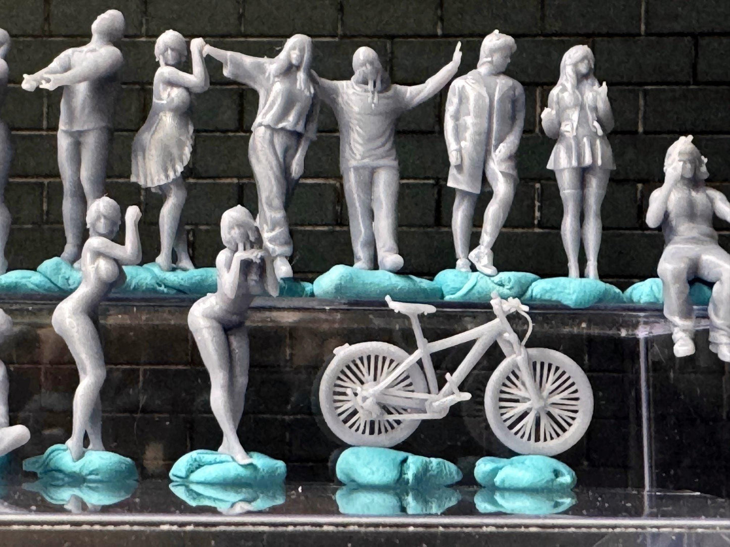 Double G 1:64 Miniature Human Figures - Unpainted - great for Dioramas - Made in the USA LOT 678 Miniature 1.10