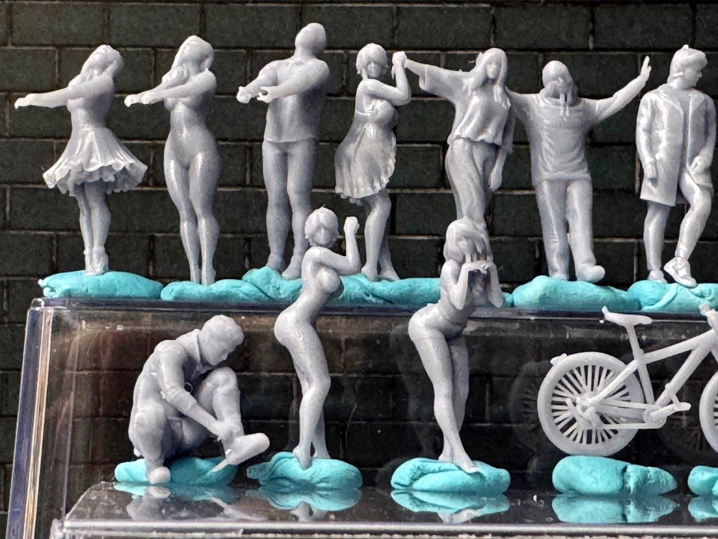 Double G 1:64 Miniature Human Figures - Unpainted - great for Dioramas - Made in the USA LOT 678 Miniature 1.10