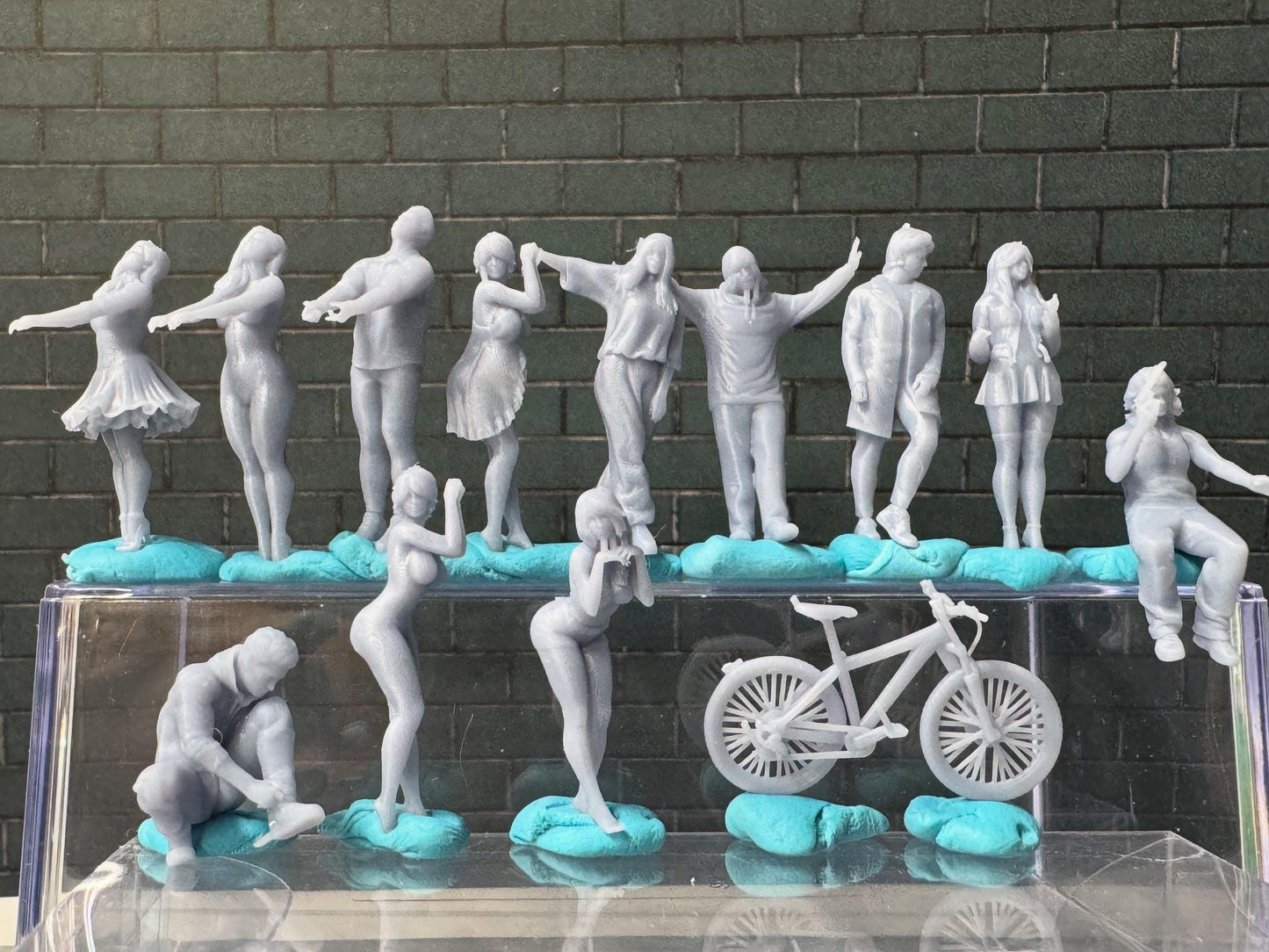 Double G 1:64 Miniature Human Figures - Unpainted - great for Dioramas - Made in the USA LOT 678 Miniature 1.10