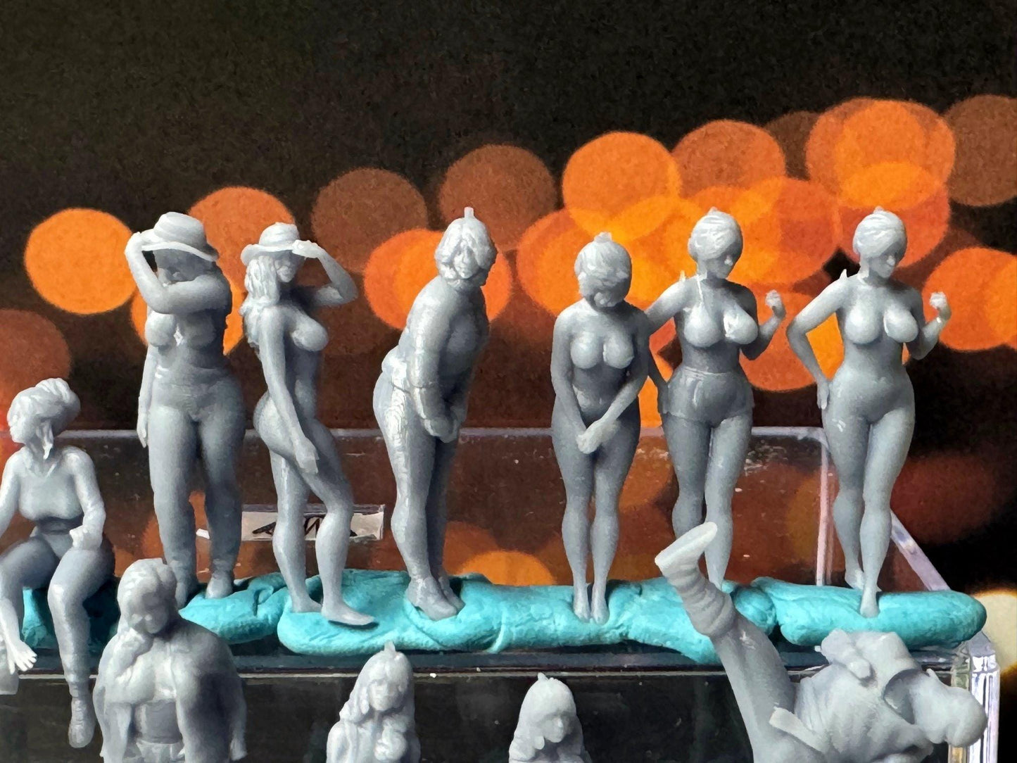 Double G 1:64 Miniature Human Figures - Unpainted - great for Dioramas - Made in the USA LOT 679 Miniature 1.10