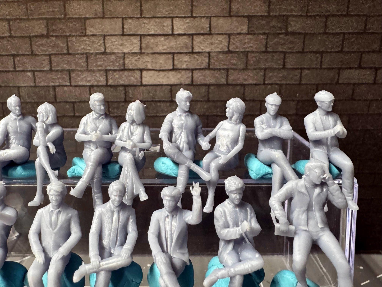 Double G 1:64 Miniature Human Figures - Unpainted - great for Dioramas - Made in the USA LOT 680 Miniature 1.10
