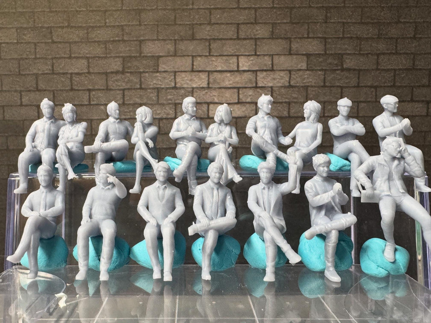 Double G 1:64 Miniature Human Figures - Unpainted - great for Dioramas - Made in the USA LOT 680 Miniature 1.10