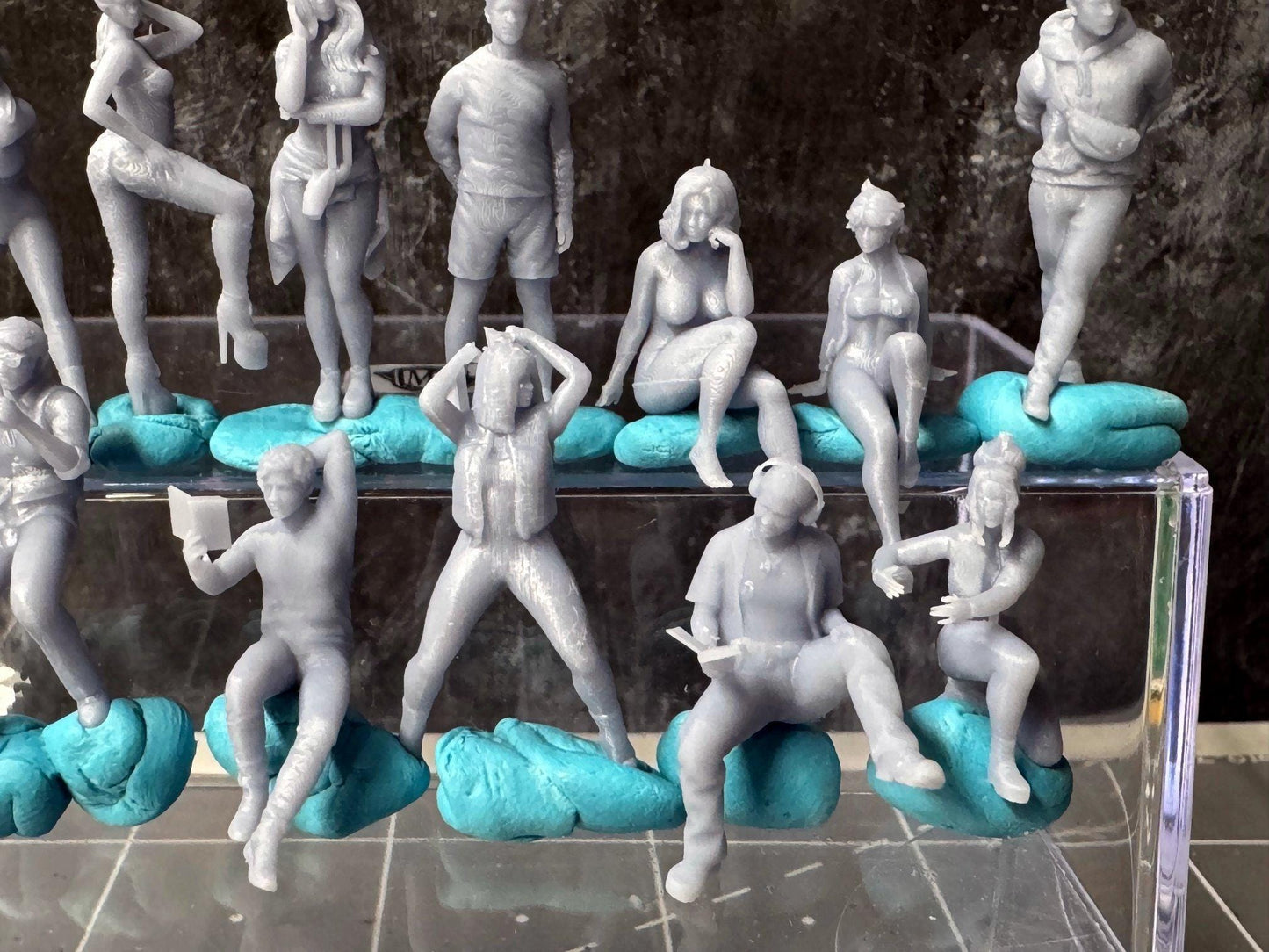 Double G 1:64 Miniature Human Figures - Unpainted - great for Dioramas - Made in the USA LOT 682 Miniature 1.10