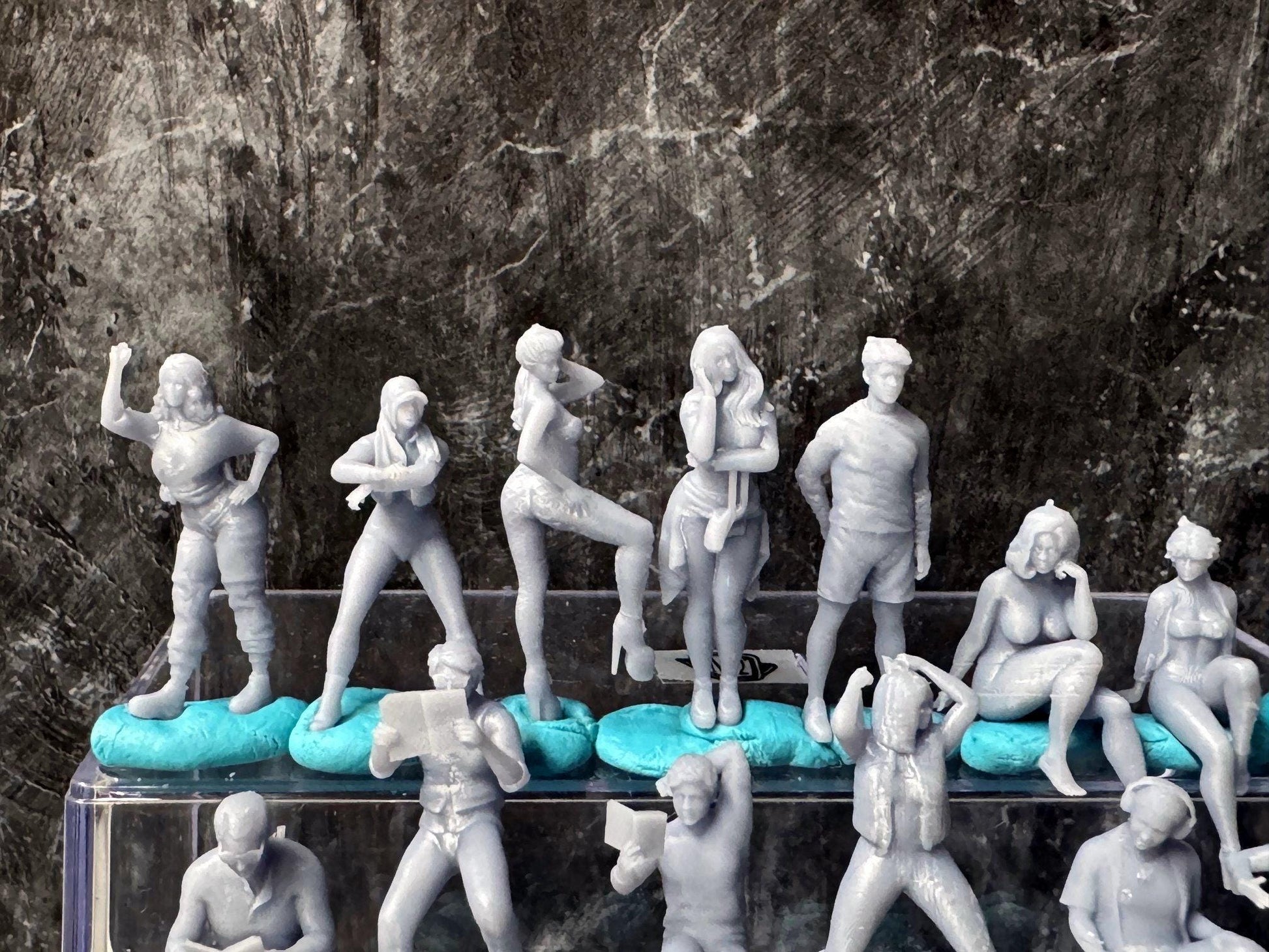 Double G 1:64 Miniature Human Figures - Unpainted - great for Dioramas - Made in the USA LOT 682 Miniature 1.10