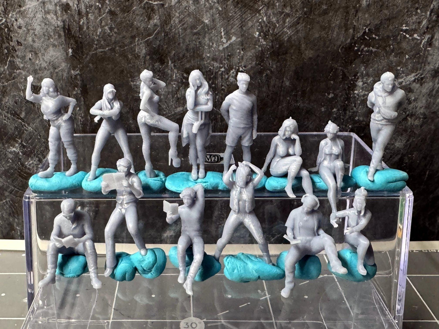 Double G 1:64 Miniature Human Figures - Unpainted - great for Dioramas - Made in the USA LOT 682 Miniature 1.10
