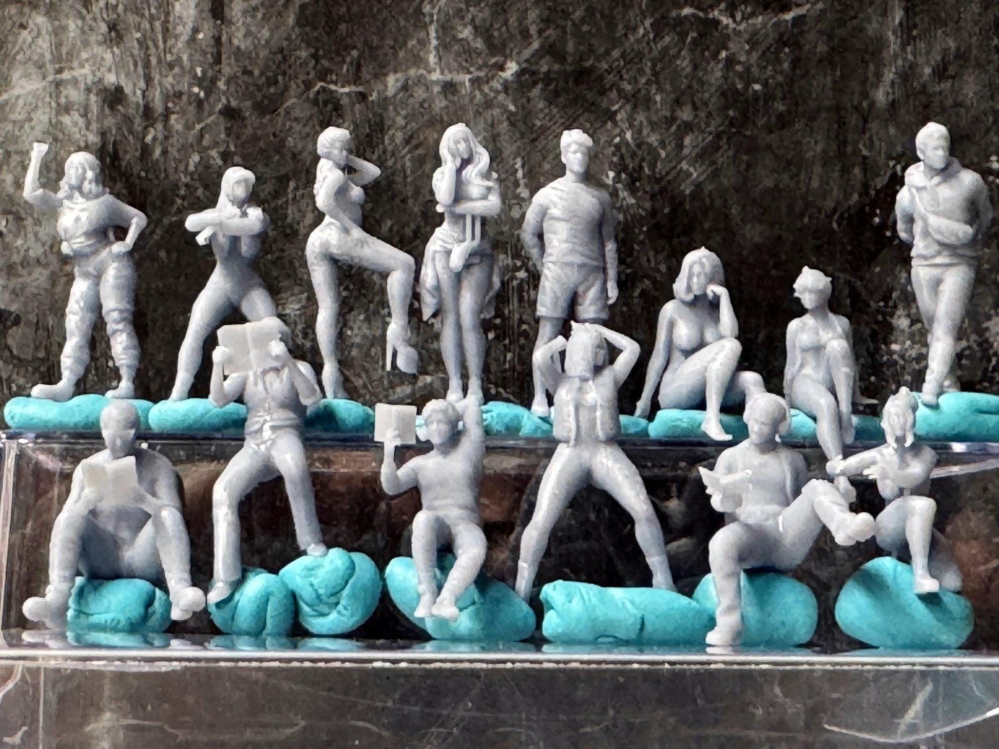 Double G 1:64 Miniature Human Figures - Unpainted - great for Dioramas - Made in the USA LOT 682 Miniature 1.10