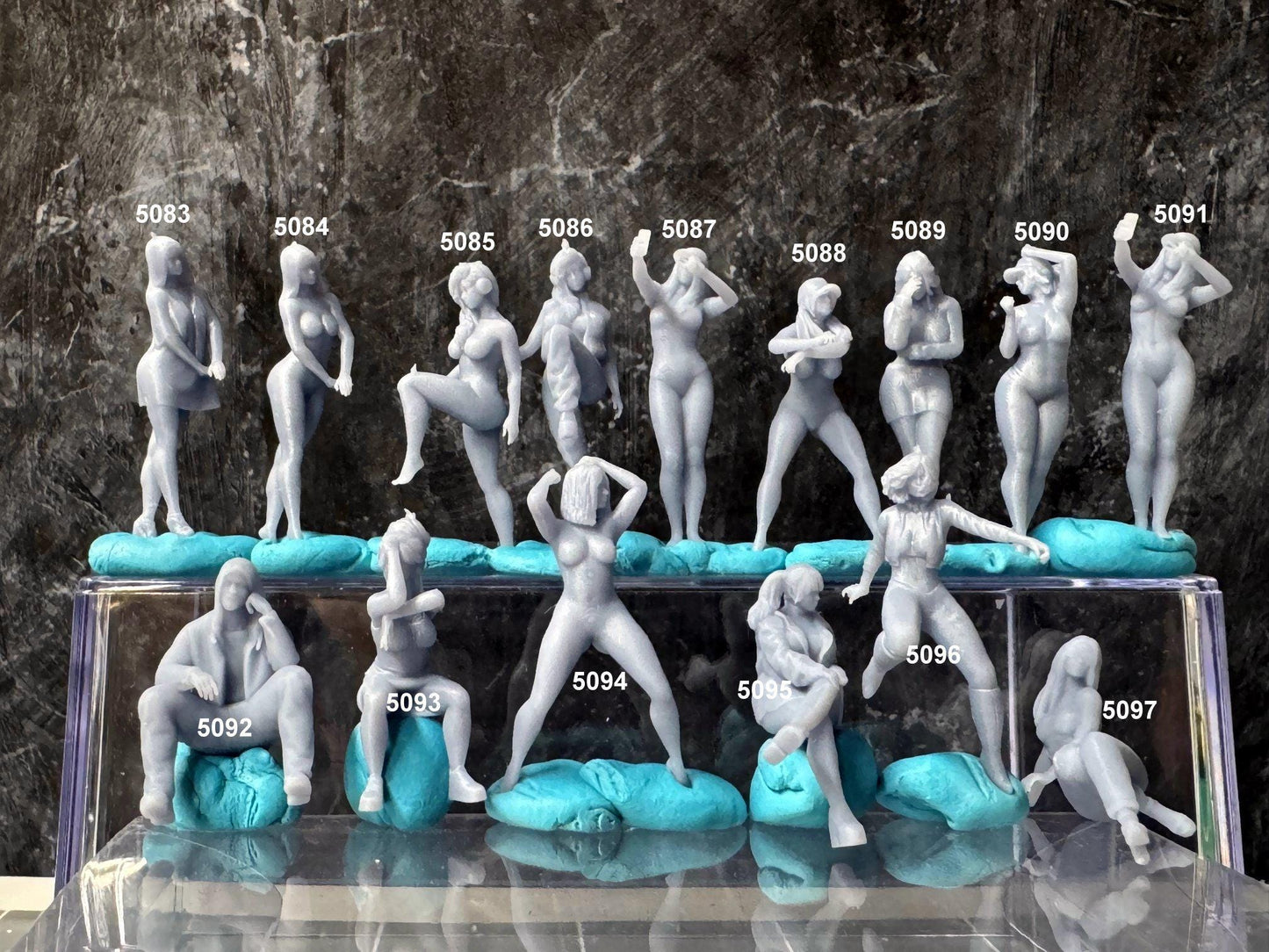 Double G 1:64 Miniature Human Figures - Unpainted - great for Dioramas - Made in the USA LOT 683 Miniature 1.10