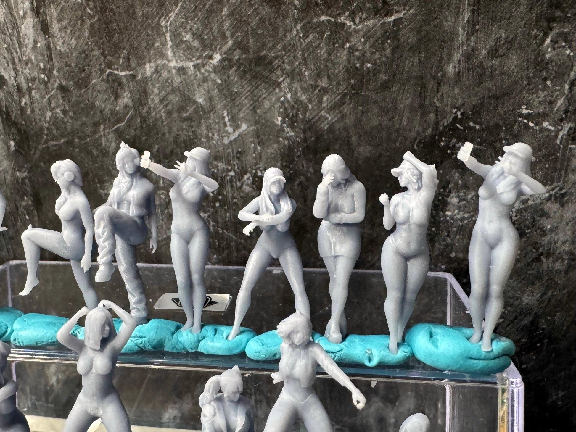 Double G 1:64 Miniature Human Figures - Unpainted - great for Dioramas - Made in the USA LOT 683 Miniature 1.10