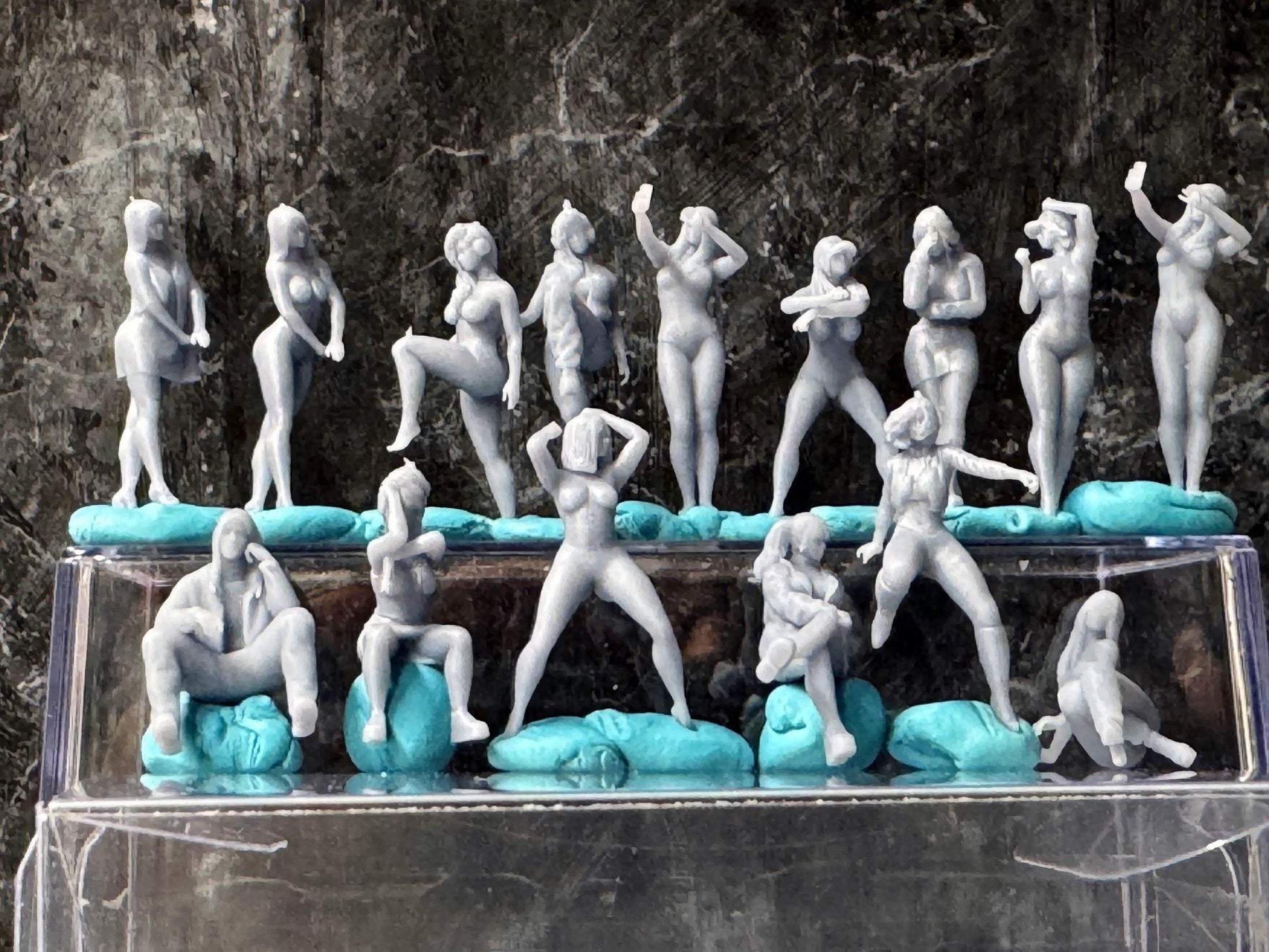 Double G 1:64 Miniature Human Figures - Unpainted - great for Dioramas - Made in the USA LOT 683 Miniature 1.10