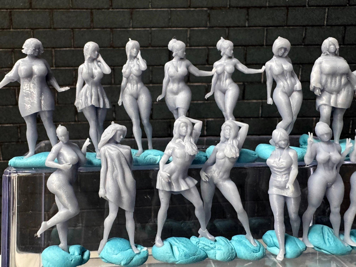 Double G 1:64 Miniature Human Figures - Unpainted - great for Dioramas - Made in the USA LOT 684 Miniature 1.10