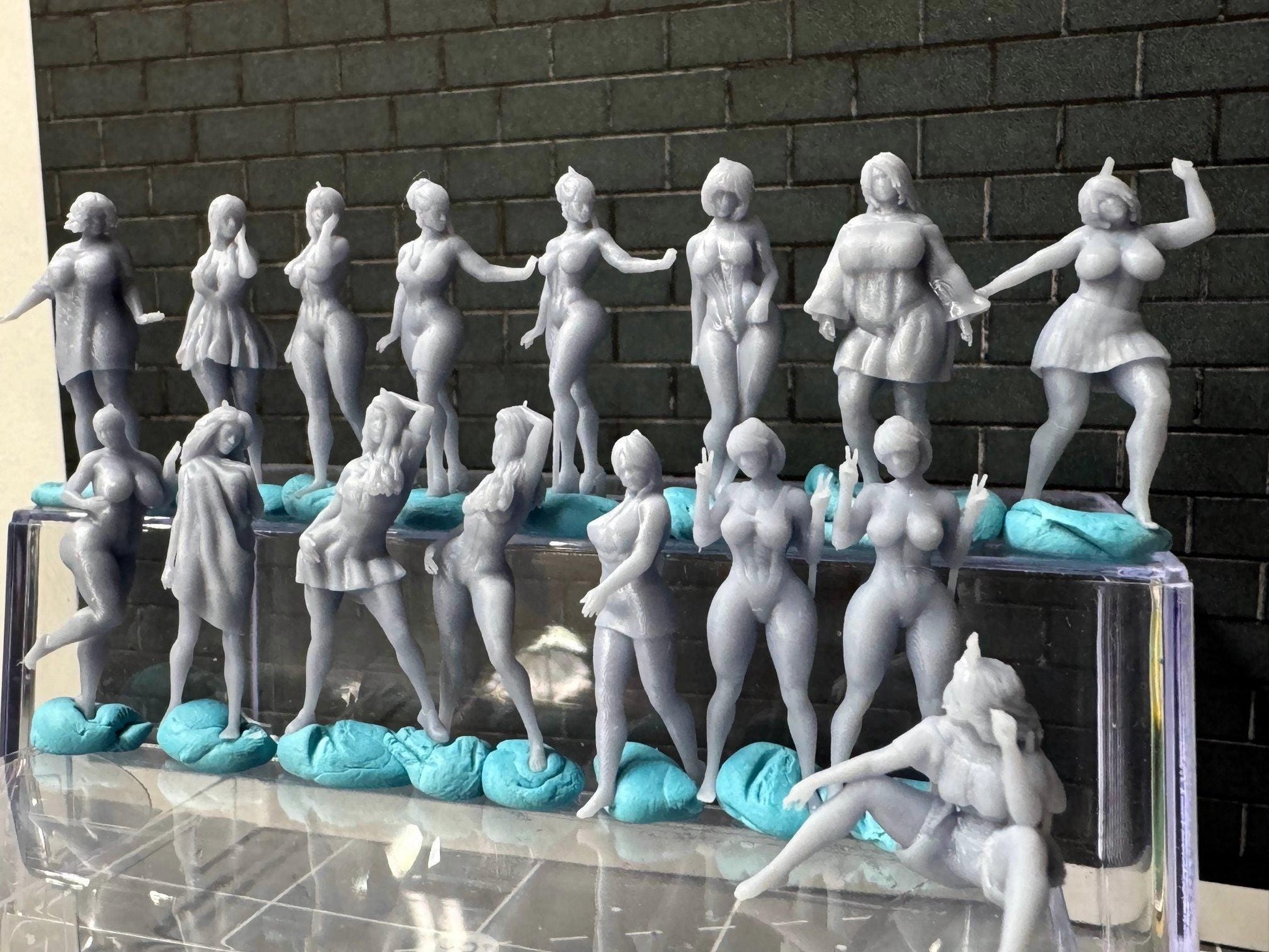 Double G 1:64 Miniature Human Figures - Unpainted - great for Dioramas - Made in the USA LOT 684 Miniature 1.10