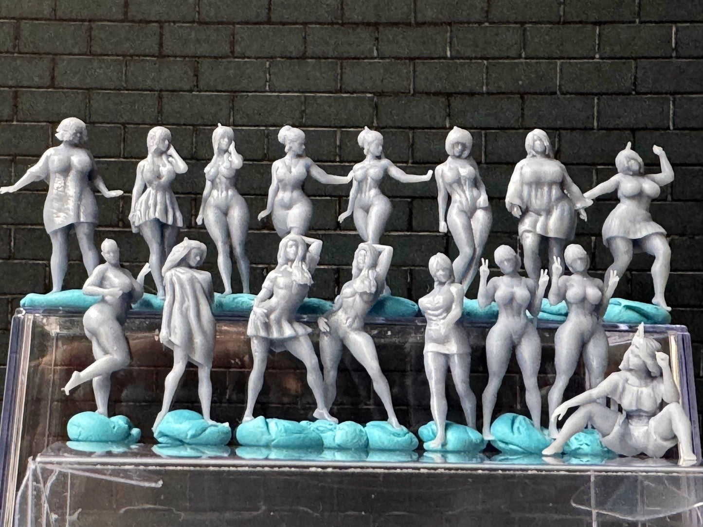 Double G 1:64 Miniature Human Figures - Unpainted - great for Dioramas - Made in the USA LOT 684 Miniature 1.10