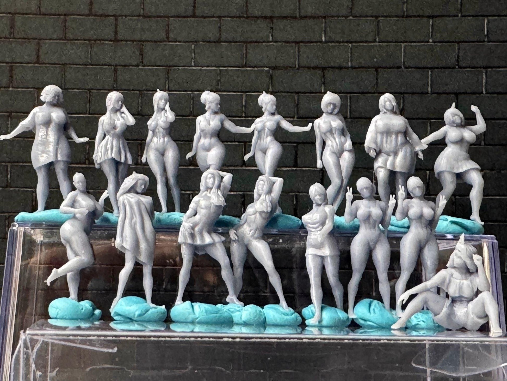 Double G 1:64 Miniature Human Figures - Unpainted - great for Dioramas - Made in the USA LOT 684 Miniature 1.10