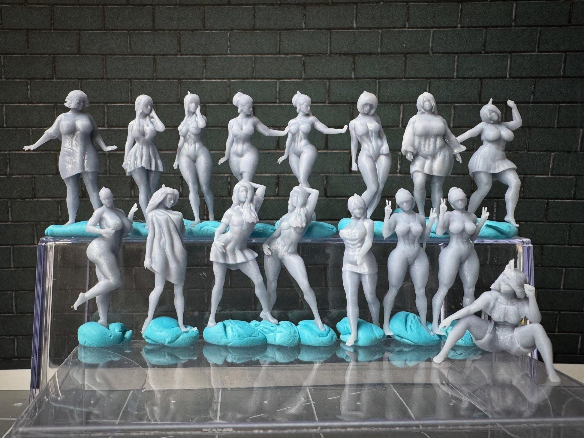 Double G 1:64 Miniature Human Figures - Unpainted - great for Dioramas - Made in the USA LOT 684 Miniature 1.10