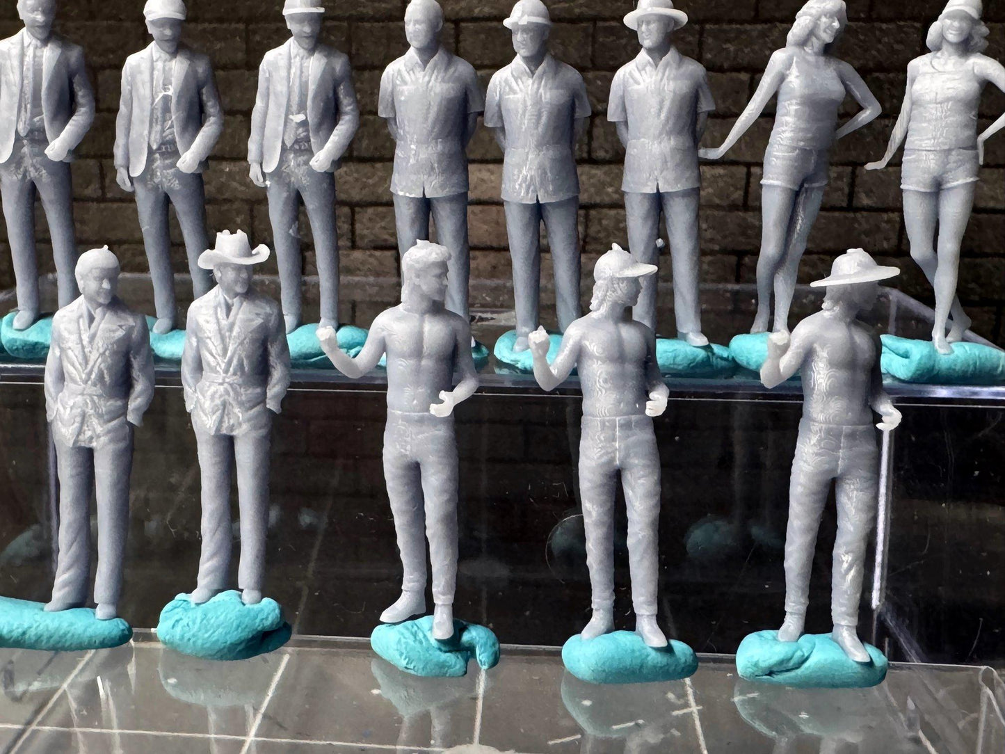 Double G 1:64 Miniature Human Figures - Unpainted - great for Dioramas - Made in the USA LOT 685 Miniature 1.10